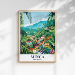 Puede incluir: Una impresión artística enmarcada que presenta una colorida ilustración de Minca, Colombia. La obra de arte representa un pueblo en la ladera con edificios de tejados rojos, exuberante follaje verde y palmeras bajo un cielo azul. El texto "MINCA COLOMBIA" está en la parte inferior.