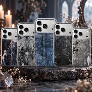 Peut inclure: Cinq coques de smartphone présentant des motifs graphiques sombres, complexes et éthérés dans des tons de noir, gris et bleu profond. Chaque coque affiche des motifs artistiques uniques, incluant des figures ailées et du texte.