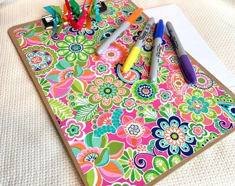 Portapapeles de estilo preppy con estampado floral/camisado y ribete de cinta. Se puede personalizar. Ideal como regalo para profesores, decoración de oficina o para llevarlo a todas partes.
