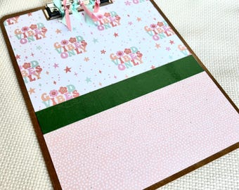 Solo buenas vibras, portapapeles retro. Flores y caritas sonrientes le dan un toque original. Un regalo perfecto. Personalización disponible.