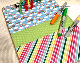 Portapapeles "Amor Arcoíris Primario", detalle de cinta. Dos versiones. Organizador para maestros, oficina o mamás. Regalo para maestros, decoración para el aula. Personalizable.