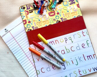 Portapapeles de tamaño completo con temática escolar. Ideal para usar en el aula o como regalo para profesores. Decorado por delante y por detrás. Detalle de cintas. Personalizable.