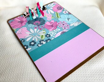 Portapapeles con un diseño floral alegre y lunares. Personalizable, perfecto para listas de tareas, como regalo para profesores o para guardar los trabajos escolares de tu hijo/a.