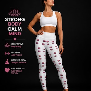 Könnte beinhalten: Weiße Yoga-Leggings mit einem sich wiederholenden rosa Blumenmuster. Die Leggings werden mit einem weißen Sport-BH kombiniert. Auf der linken Seite steht "STRONG BODY CALM MIND" und weitere motivierende Sätze.