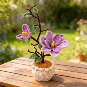 Handgemaakte gehaakte magnoliabloempot, perzik- en sinaasappelgaren