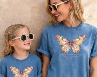 Er ist eine neue Kreation, christliche Hemden, niedliches Bibel-Vers-T-Stück, Aquarell-Schmetterlings-Geschenke, religiöse T-Shirt-Oberteile, Kinderglaubens-Kleidungspassstücke