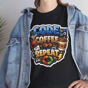 Può includere: T-shirt nero con una grafica colorata che recita "CODE COFFEE REPEAT". Il design include tazze di caffè, chicchi di caffè e simboli di codifica. La maglietta è indossata con una giacca di jeans blu e jeans.