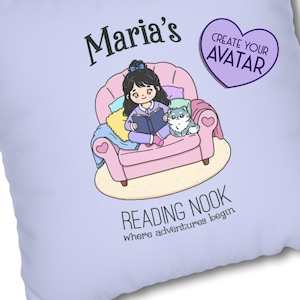 Può includere: Un cuscino quadrato color viola chiaro con l'illustrazione di un personaggio che legge un libro su una poltrona rosa insieme a un gatto. Il testo recita Maria's READING NOOK where adventures begin e un cuore viola riporta CREATE YOUR AVATAR.