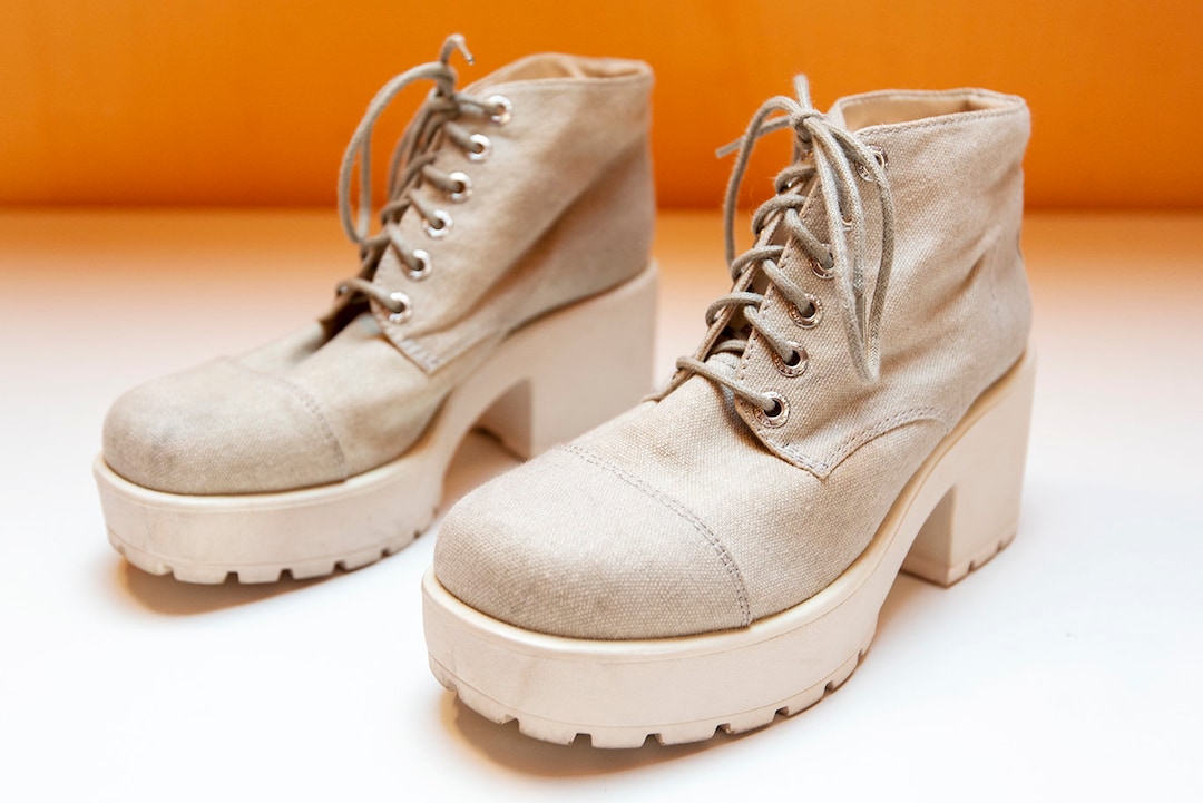 Vintage VAGABOND Beige Canvas Lace up Platform Chunky Heel