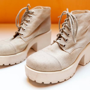 Vintage VAGABOND Beige Canvas Lace Up Platform Chunky Heel Ankle Boots