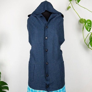 Op de afbeelding: Een donkerblauwe hooded cardigan met knoopsluiting en twee zakken. De cardigan is gemaakt van een zachte, gebreide stof.