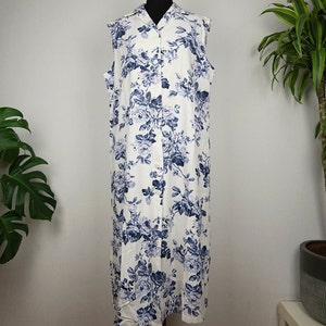 Vintage witte en blauwe katoenen huisjurk met bloemen
