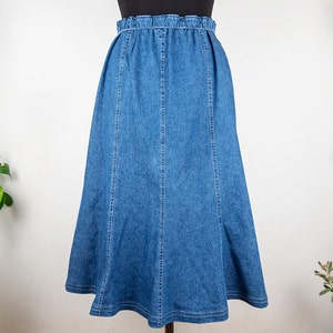 Falda midi de talle alto con corte trompeta y reinterpretación de mezclilla azul vintage