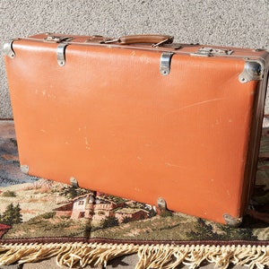 Vintage bruine geperste kartonnen reiskoffer
