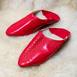 NOS Vintage Red Babouches Embroidered Leather Slippers Pointy Toe Slip On Shoes