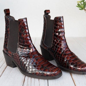 Bottines western vintage marron rougeâtre en peau de serpent