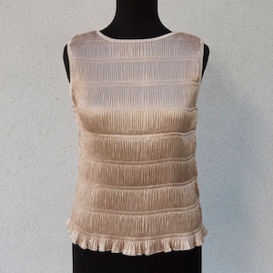 Blusa vintage sem mangas amassada em platina