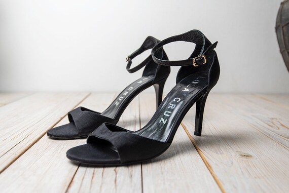 textile strappy sandals minimalist black sandals Low heel sandals 90s/Y2k Black Strappy Sandals US 9.5 vintage black sandals