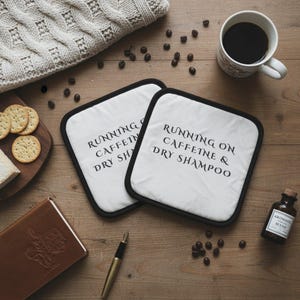 2er-Set Topflappen: Auf Koffein & Trockenshampoo für stilvolle Küchendekoration