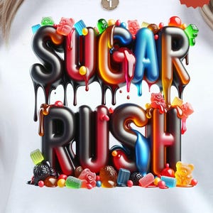 Puede incluir: Camiseta blanca con la frase "SUGAR RUSH" en diseño 3D, con detalles negros goteando y detalles de caramelos coloridos. El diseño incluye ositos de goma y otros dulces.