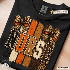 Peut inclure: Un t-shirt noir avec le mot NURSE en grandes lettres majuscules usées. Le motif présente des bandes verticales façon coup de pinceau dans des tons orange, marron et crème, agrémentées de deux nœuds à motif léopard. Texte : 9 FREE DESIGNS INCLUDED.