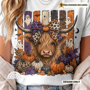 Può includere: Una t-shirt bianca con la grafica di una mucca Highland con un fiocco leopardato, circondata da zucche, fantasmi e pipistrelli su uno sfondo a righe verticali. Il testo 9 FREE DESIGNS INCLUDED e DESIGN ONLY è stampato sulla maglietta.