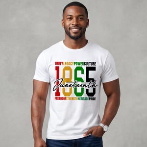 K&ouml;nnte beinhalten: Wei&szlig;es T-Shirt mit dem Text "1865 Juneteenth" in Rot, Gold, Gr&uuml;n und Schwarz. Das Shirt zeigt auch die W&ouml;rter "Unity, Legacy, Power, Culture" und "Freedom, Strength, Heritage, Pride".