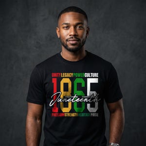 K&ouml;nnte beinhalten: Schwarzes T-Shirt mit dem Text "UNITY LEGACY POWER CULTURE" &uuml;ber der Zahl "1865" und dem Wort "Juneteenth" in Schreibschrift. Die Worte "FREEDOM STRENGTH HERITAGE PRIDE" stehen unter der Zahl. Das T-Shirt wird von einer Person getragen.