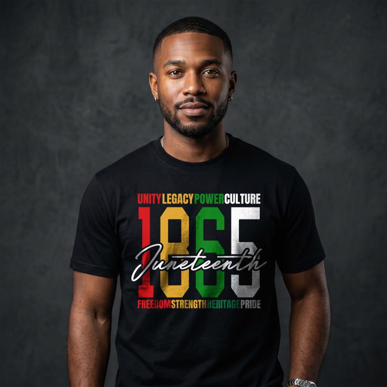 K&ouml;nnte beinhalten: Schwarzes T-Shirt mit dem Text "UNITY LEGACY POWER CULTURE" &uuml;ber der Zahl "1865" und dem Wort "Juneteenth" in Schreibschrift. Die Worte "FREEDOM STRENGTH HERITAGE PRIDE" stehen unter der Zahl. Das T-Shirt wird von einer Person getragen.