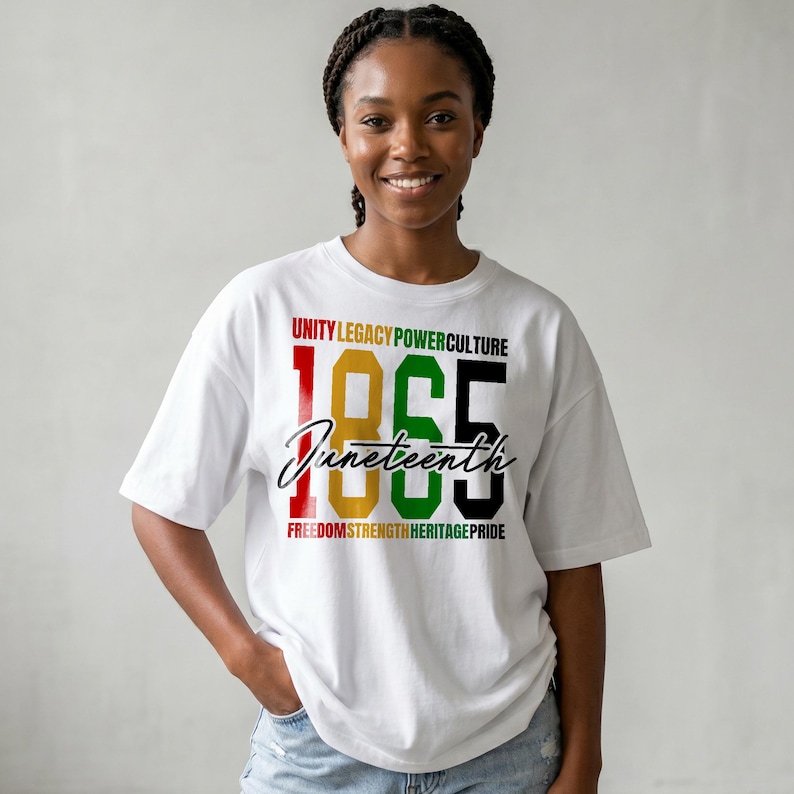K&ouml;nnte beinhalten: Wei&szlig;es T-Shirt mit dem Text "UNITY LEGACY POWER CULTURE" &uuml;ber den Zahlen "1865" in Rot, Gold, Gr&uuml;n und Schwarz. Darunter steht das Wort "Juneteenth" in Schreibschrift, darunter "FREEDOM STRENGTH HERITAGE PRIDE".