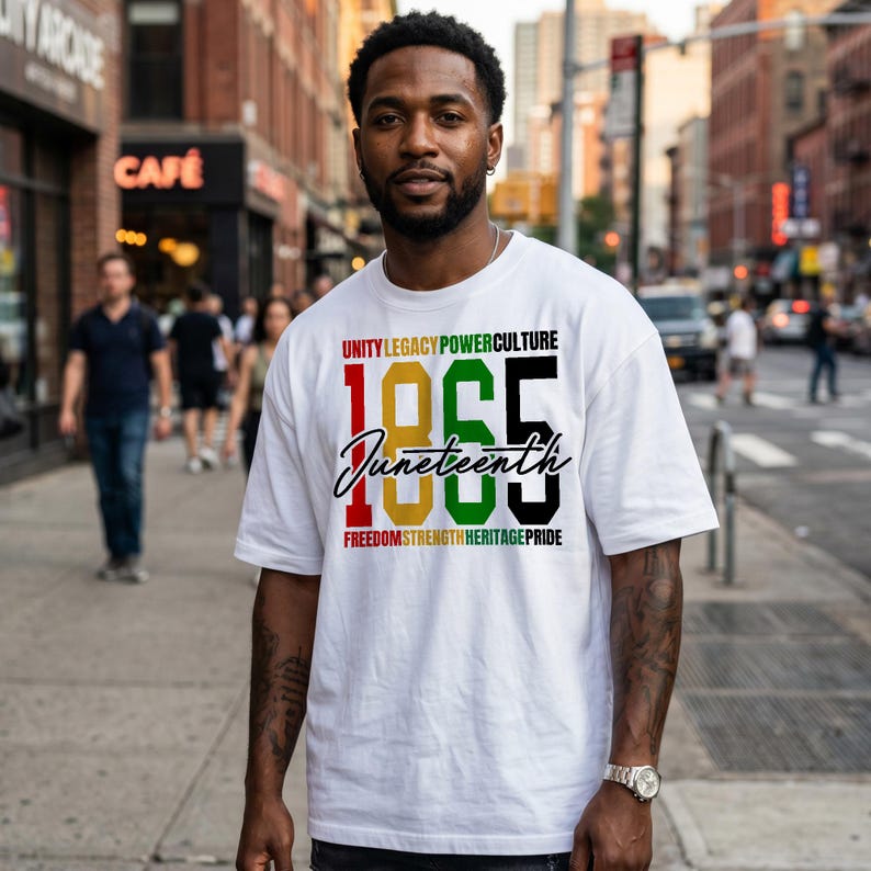 K&ouml;nnte beinhalten: Wei&szlig;es T-Shirt mit dem Text "UNITY LEGACY POWER CULTURE" &uuml;ber der Zahl "1865" und dem Wort "Juneteenth" in Schreibschrift. Das Shirt hat auch die Worte "FREEDOM STRENGTH HERITAGE PRIDE" unter der Zahl 1865.