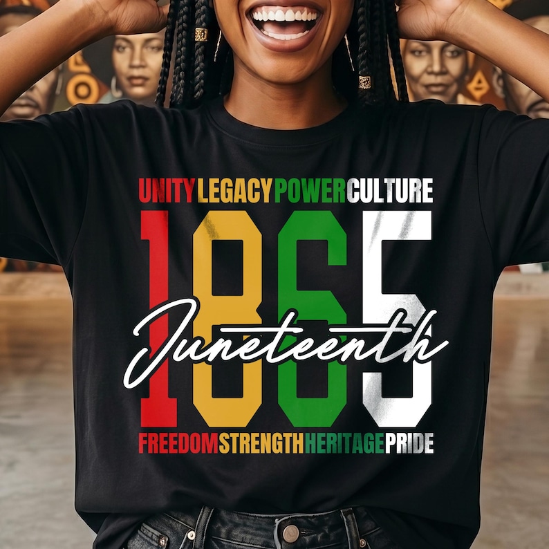 K&ouml;nnte beinhalten: Schwarzes T-Shirt mit dem Wort "Juneteenth" in wei&szlig;er Schrift und den Zahlen "1865" in Rot, Gelb, Gr&uuml;n und Wei&szlig;. Das Shirt zeigt auch die W&ouml;rter "Unity, Legacy, Power, Culture, Freedom, Strength, Heritage, Pride."