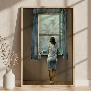 Peut inclure: Une impression d'art encadrée représente une femme regardant par une fenêtre un paysage serein. L'œuvre présente une femme vêtue d'une robe bleu clair, debout près d'une fenêtre avec des rideaux bleus. La scène comprend un plan d'eau et un rivage lointain.