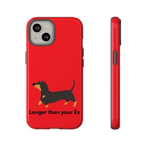 Könnte beinhalten: Rote Handyhülle mit einer Illustration eines schwarzen und braunen Dackels und dem Text "Longer than your Ex". Das Bild zeigt die Vorder- und Seite der Hülle und hebt ihr Design und ihre Form hervor.