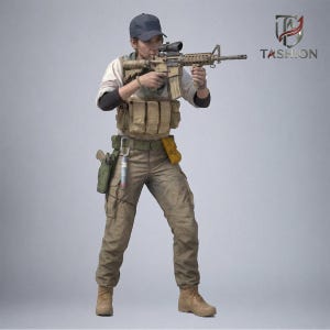 Puede incluir: Una figura de acción táctica con gorra de béisbol azul oscuro, camisa blanca de manga larga con mangas negras, pantalones cargo color canela y botas color canela. La figura sostiene un rifle color canela con mira y lleva chaleco táctico.