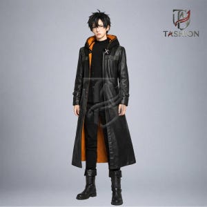 Könnte beinhalten: Ein langer schwarzer Ledermantel mit Kapuze und leuchtend orangefarbenem Innenfutter, getragen über einem schwarzen Hemd und einer schwarzen Hose. Das Outfit wird durch schwarze Stiefel ergänzt. Das TASHION-Logo ist oben rechts zu sehen.