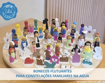 Puppen für Familienkonstellationen im Wasser