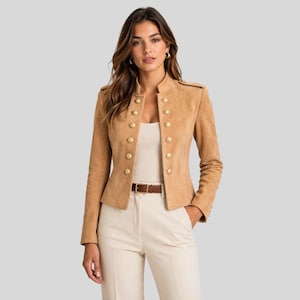 Beige suède militaire damesjas – getailleerde blazer met gouden knopen