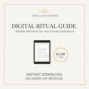 Peut inclure: Un guide de rituel numérique avec le texte "First Light Forever" et "Digital Ritual Guide" sur un fond crème. Le guide est affiché sur une tablette noire. Le texte "Mindful Moments for Your Candle Experience" est également présent.
