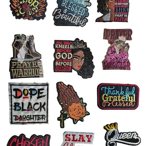 Peut inclure: Un assortiment d'écussons brodés avec divers motifs et textes. Les écussons présentent des phrases telles que "Black Blessed & Beautiful", "Dope Black Daughter" et "Thankful Grateful Blessed". D'autres écussons représentent des femmes et des thèmes religieux.