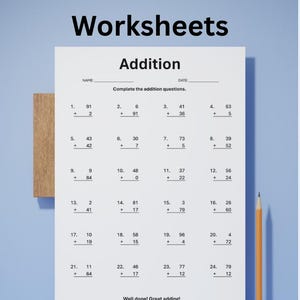 Pode incluir: Uma folha de exercícios intitulada "Addition to 100 Worksheets" com problemas de adição. A folha de exercícios inclui o título "Addition" e as instruções "Complete as questões de adição". Um lápis está no lado direito da folha de exercícios.