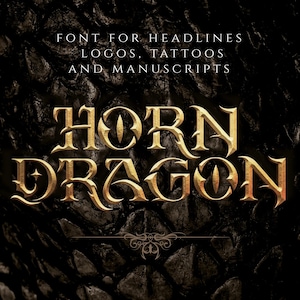 Puede incluir: Fuente dorada "HORN DRAGON" sobre un fondo negro texturizado. La fuente es ornamentada, con serifas y una estética medieval. Encima, el texto dice "FONT FOR HEADLINES LOGOS, TATTOOS AND MANUSCRIPTS."