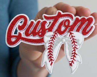 名前、文字、ロゴをカスタマイズできるカスタムシェニールパッチ。バーシティジャケット、パーカー、帽子、バッグなどに刺繍できます。