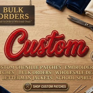Może przedstawiać: Drewniany znak z napisem "BULK ORDERS" nad dużą czerwoną naszywką "Custom". Na zdjęciu znajduje się również tekst o niestandardowych naszywkach, haftowanych naszywkach i ofertach hurtowych. Widoczna jest również naszywka "Bezpłatna wycena".