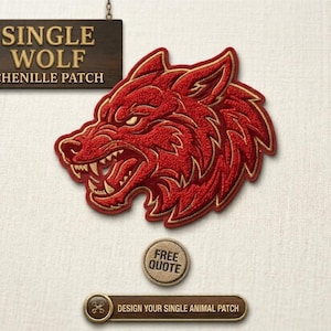 Pode incluir: Um patch de chenille vermelho com a cabeça de um lobo e detalhes dourados. O patch tem uma aparência texturizada e está sobre um fundo neutro. A placa diz "SINGLE WOLF CHENILLE PATCH".