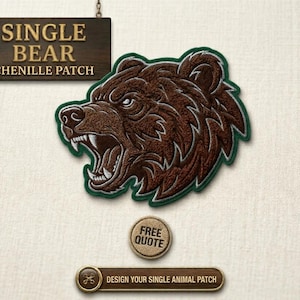 Puede incluir: Un parche de chenilla marrón con la cabeza de un oso con la boca abierta y los dientes descubiertos, con un borde verde. La imagen incluye un letrero de madera que dice "SINGLE BEAR CHENILLE PATCH". El texto adicional dice "FREE QUOTE" y "DESIGN YOUR SINGLE ANIMAL PATCH".
