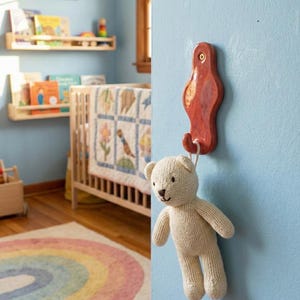 Gancho de pared de cerámica ondulado hecho a mano / Decoración infantil con acabado brillante esmaltado