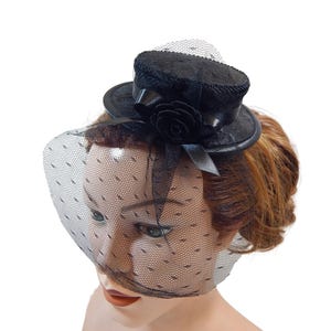 Jacquard minihoed: goth burlesque tovenaar met tule