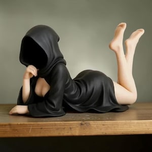 Misteriosa statuetta senza volto – Scultura gotica moderna e minimalista – Decorazione per scrivania e mensole dall'estetica dark – Decorazione per la casa di Halloween