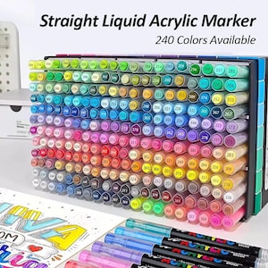 Op de afbeelding: Een display van rechte vloeibare acrylmarkers in verschillende kleuren, met de tekst "Straight Liquid Acrylic Marker" en "240 Colors Available". De markers zijn gerangschikt in een doos, met enkele markers zichtbaar aan de onderkant.